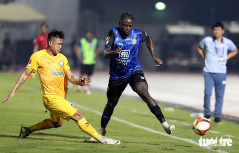 CLB TP.HCM dẫn đầu V-League 2023-2024 - Ảnh 2. Ngoại binh tốt đã giúp CLB TP.HCM (phải) có chiến thắng đầu tiên của mùa giải - Ảnh: N.K