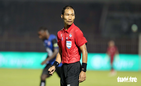 HLV Vũ Tiến Thành: 'Các đội phía Nam thiệt thòi khi chưa có VAR' - Ảnh 2. Trọng tài FIFA Lê Vũ Linh ở trận TP.HCM - Khánh Hòa - Ảnh: N.K
