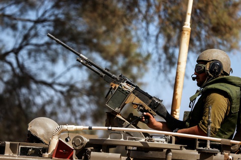 Binh sĩ Israel trên xe bọc thép ở miền Nam, ngày 21-10 - Ảnh: REUTERS Binh sĩ Israel trên xe bọc thép ở miền nam đất nước, ngày 21-10 - Ảnh: REUTERS