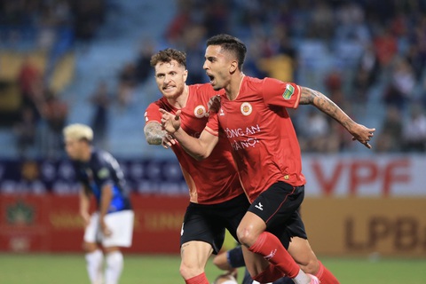 Công An Hà Nội - Bình Định (hiệp 2) 1-1: Junior ghi bàn gỡ hoà - Ảnh 1. Các cầu thủ Công An Hà Nội mừng bàn thắng gỡ hòa - Ảnh: H.T