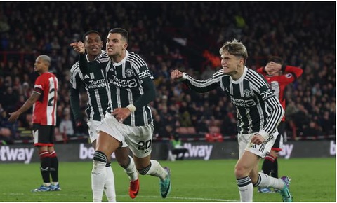 Diogo Dalot ghi bàn thắng đẹp giúp Manchester United giành 3 điểm để tôn vinh Bobby Charlton - Ảnh 1. Diogo Dalot ăn mừng bàn thắng quyết định cho Manchester United - Ảnh: Getty Images