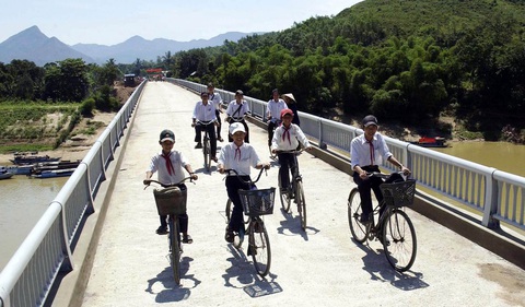 Xây dựng cầu Nông Sơn (Quảng Nam), một trong những công trình “Vì ngày mai phát triển” - Ảnh: T.L Xây dựng cầu Nông Sơn (Quảng Nam), một trong những công trình “Vì ngày mai phát triển” - Ảnh: T.L