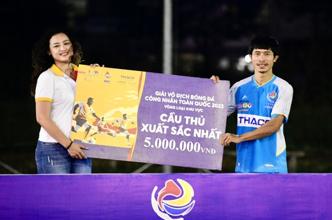 Công đoàn Quảng Nam vô địch Giải bóng đá công nhân toàn quốc 2023 tại Tam Kỳ - Ảnh 10. Cầu thủ xuất sắc nhất giải Huỳnh Ngọc Thiện (Điện lực Miền Trung) được ban tổ chức vinh danh - Ảnh: QUANG ĐỊNH