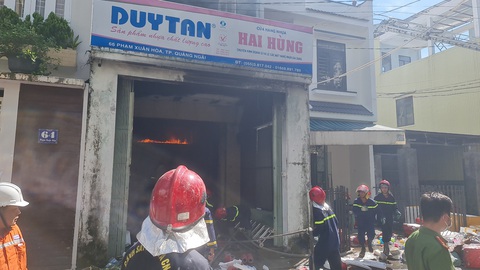 Cháy lớn giữa trung tâm TP Quảng Ngãi, hàng trăm cảnh sát tham gia dập lửa - Ảnh 5. Lúc 14h chiều 22-10 đám cháy vẫn còn bùng phía bên trong căn nhà