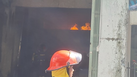 Cháy lớn giữa trung tâm TP Quảng Ngãi, hàng trăm cảnh sát tham gia dập lửa - Ảnh 6. Vụ cháy diễn ra ở khu vực trung tâm nhất của TP Quảng Ngãi đã cơ bản được khống chế