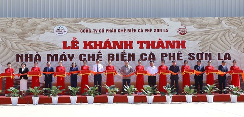 WinCommerce đồng hành với Sơn La phát triển nguồn cung cà phê bền vững - Ảnh 2. Chủ tịch Quốc hội Vương Đình Huệ cắt băng khánh thành Nhà máy chế biến cà phê Sơn La.