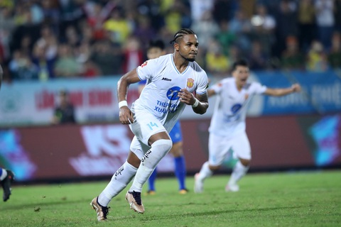 Rafaelson ghi bàn ấn định chiến thắng cho CLB Thép Xanh Nam Định ở phút 90 + 11 - Ảnh: HOÀNG TUẤN Rafaelson ghi bàn ấn định chiến thắng cho CLB Thép Xanh Nam Định ở phút 90+11 - Ảnh: HOÀNG TUẤN