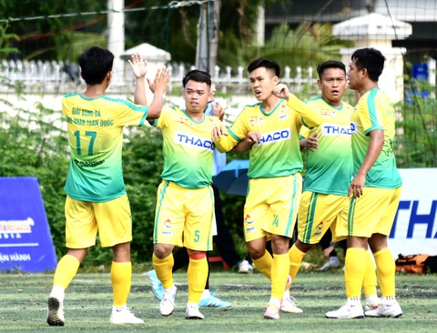 Giải vô địch bóng đá công nhân toàn quốc khu vực Quảng Nam: Khi cựu tuyển thủ làm HLV - Ảnh 3. Niềm vui của các cầu thủ công nhân khi tham dự giải đấu - Ảnh: QUANG ĐỊNH