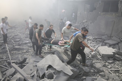 Hamas và Israel bị cáo buộc vi phạm luật pháp quốc tế - nhìn nhận ra sao? - Ảnh 1. Các chuyên gia cho rằng Hamas và Israel đang phạm tội ác chiến tranh trong cuộc chiến của họ - Ảnh: AP