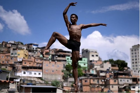 Vũ công Dyhan Cardoso đang tập luyện ở TP Belo Horizonte phía đông nam Brazil. Chàng trai 19 tuổi này đã được mời tới làm việc tại công ty Atlanta Ballet chuyên về biểu diễn ballet ở bang Georgia, Mỹ - Ảnh: AFP Vũ công Dyhan Cardoso đang tập luyện ở TP Belo Horizonte phía đông nam Brazil. Chàng trai 19 tuổi này đã được mời tới làm việc tại công ty Atlanta Ballet chuyên về biểu diễn ballet ở bang Georgia, Mỹ - Ảnh: AFP