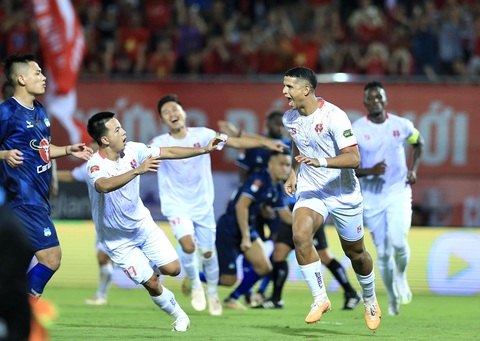 Vòng 1 V-League 2023-2024: Chờ ứng viên vô địch lên tiếng - Ảnh 2. Cầu thủ Hải Phòng ăn mừng bàn thắng trong trận khai mạc V-League 2023-2024 trước CLB Hoàng Anh Gia Lai - Ảnh: HOÀNG TÙNG
