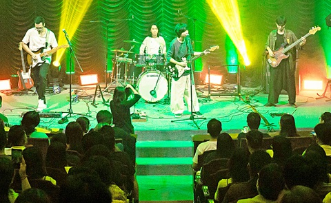 Ban nhạc Những Đứa Trẻ hát rock trong khán phòng Ngụy Như Kon Tum - Ảnh: BTC Ban nhạc Những Đứa Trẻ hát rock trong khán phòng Ngụy Như Kon Tum - Ảnh: BTC