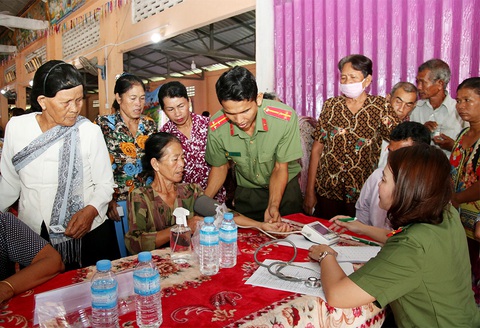 Công an An Giang khám bệnh, tặng quà cho 600 người dân Campuchia - Ảnh 2. Các y bác sĩ Công an tỉnh An Giang khám bệnh, tư vấn, phát thuốc miễn phí cho người dân tỉnh Tà Keo - Ảnh: TIẾN VĂN