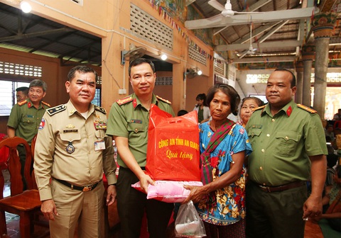 Công an An Giang khám bệnh, tặng quà cho 600 người dân Campuchia - Ảnh 1. Đại tá Nguyễn Thanh Hà - phó giám đốc Công an tỉnh An Giang - dẫn đầu đoàn khám bệnh, tặng quà cho người dân Campuchia - Ảnh: TIẾN VĂN