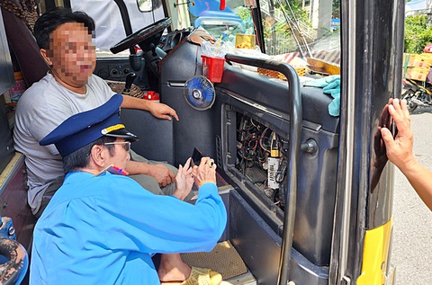 Lực lượng thanh tra giao thông kiểm tra và ghi nhận lại Lực lượng thanh tra giao thông kiểm tra và ghi nhận lại