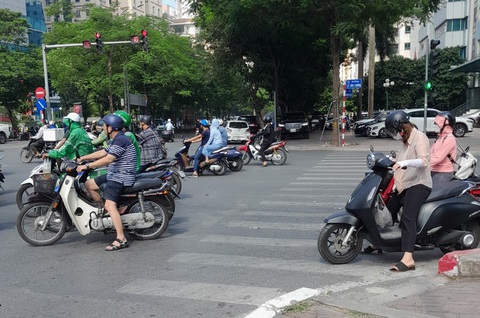 'Nhiều người vô tư lấn vạch dừng chờ đèn đỏ' - Ảnh 1. Hiện tượng lấn vạch dừng chờ đèn đỏ diễn ra khá phổ biến - Ảnh: THANH LINH