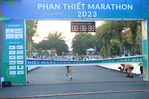 Chạy bộ trên cung đường biển tuyệt đẹp tỉnh Bình Thuận - Ảnh 1. Các runner về đích sau nhiều giờ sải bước trên cung đường biển Phan Thiết