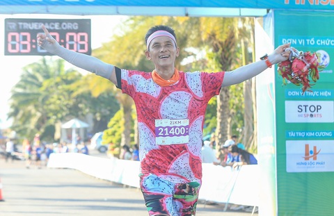 Chạy bộ trên cung đường biển tuyệt đẹp tỉnh Bình Thuận - Ảnh 2. Một runner quảng bá cho đặc sản trái thanh long ở Bình Thuận