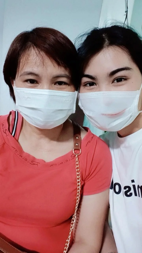 Không từ bỏ ước mơ, đi học kiếm tiền lo cho mẹ ung thư - Ảnh 2. Mẹ của Hương đang nỗ lực từng ngày vượt qua bệnh tật - Ảnh: NVCC