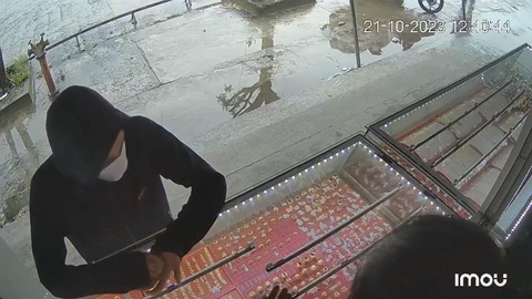 Thanh niên giả vờ mua rồi cướp vàng bỏ chạy - Ảnh 1. Đạt giả vờ mua vàng rồi cướp vàng bỏ chạy - Ảnh: H.N.