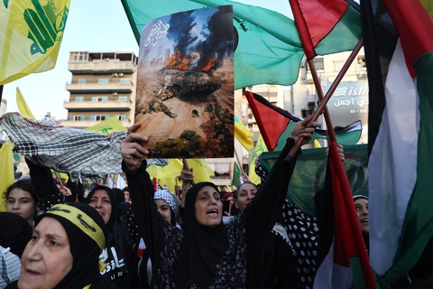 Người dân Lebanon biểu tình ủng hộ người Palestine và lực lượng Hezbollah tại thủ đô Beirut hôm 20-10 - Ảnh: AFP Người dân Lebanon biểu tình ủng hộ người Palestine và lực lượng Hezbollah tại thủ đô Beirut hôm 20-10 - Ảnh: AFP