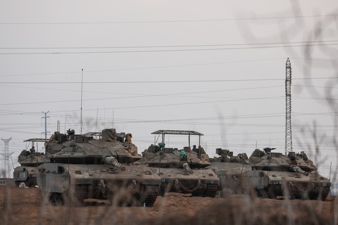 Xe tăng Israel bố trí gần biên giới nước này với Dải Gaza - Ảnh: REUTERS Xe tăng Israel bố trí gần biên giới nước này với Dải Gaza hồi tháng 10 - Ảnh: REUTERS