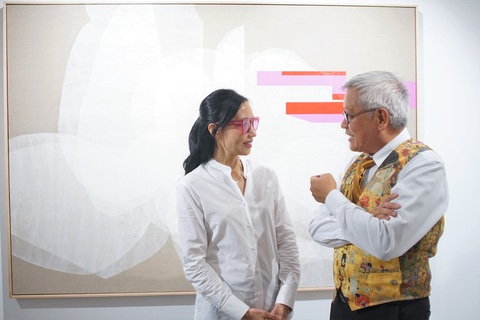 Nghệ sĩ Trần Nữ YênKhê và nhà nghiên cứu Ngô Kim Khôi Nghệ sĩ Trần Nữ Yên Khê và nhà nghiên cứu Ngô Kim Khôi