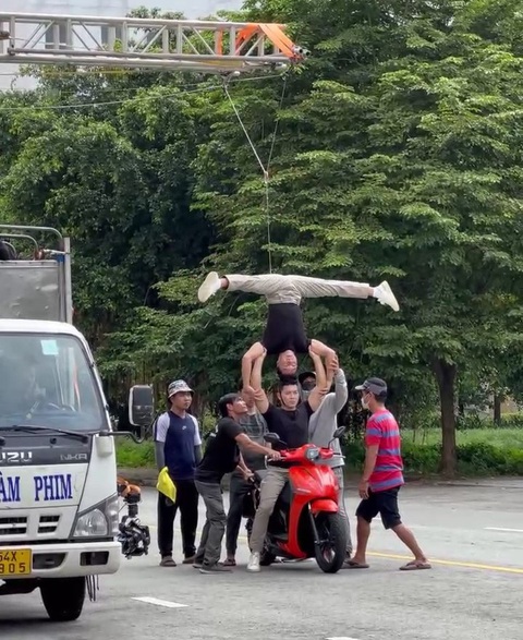 Vụ Quốc Cơ - Quốc Nghiệp: Là vụ việc hành chính, khác với vụ Ngọc Trinh - Ảnh 1. Quốc Cơ, Quốc Nghiệp thực hiện video quảng cáo - Ảnh: Cắt từ video