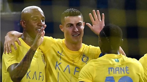 Điểm tin thể thao sáng 22-10: Ronaldo với 'siêu phẩm' đá phạt giúp Al-Nassr giành 3 điểm - Ảnh 1. Ronaldo ăn mừng bàn thắng với các đồng đội - Ảnh: Getty