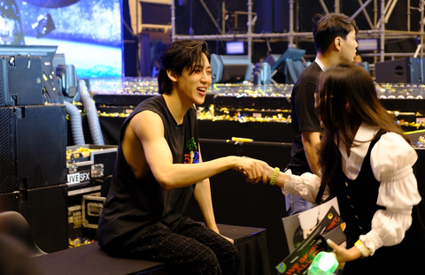Độc lạ concert: BamBam (GOT7) review hột vịt lộn ngay trên sân khấu AREA52 Việt Nam - Ảnh 7. BamBam giao lưu cùng fan.