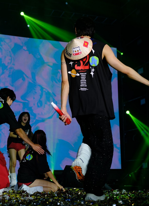 Độc lạ concert: BamBam (GOT7) review hột vịt lộn ngay trên sân khấu AREA52 Việt Nam - Ảnh 5. BamBam ghi điểm bởi loạt hành động tinh tế như: tặng nước cho fan, diện nón lá trong lúc trình diễn khi được fan tặng, luôn chiều theo những yêu cầu của fan.
