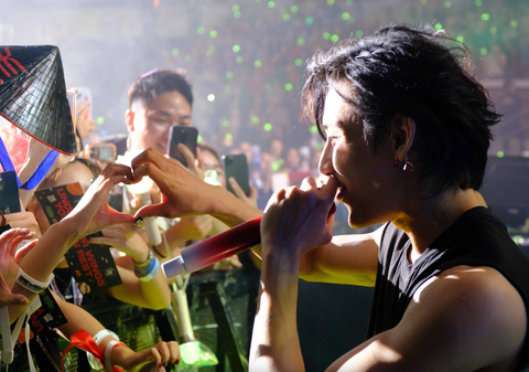 Độc lạ concert: BamBam (GOT7) review hột vịt lộn ngay trên sân khấu AREA52 Việt Nam - Ảnh 6. Độc lạ concert: BamBam (GOT7) review hột vịt lộn ngay trên sân khấu AREA52 Việt Nam - Ảnh 6.