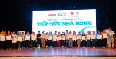 Trao vốn kèm kỹ thuật chăn nuôi cho nông dân Quảng Trị - Ảnh 1. Chương trình Tiếp sức nhà nông đã hỗ trợ vay vốn không lãi suất cho 40 hộ nông dân khó khăn tại Quảng Trị - Ảnh: HOÀNG TÁO