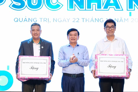 Trao vốn kèm kỹ thuật chăn nuôi cho nông dân Quảng Trị - Ảnh 3. Chủ tịch Hội Nông dân tỉnh Quảng Trị tặng quà cho đại diện báo Tuổi Trẻ và Công ty GREENFEED vì những đóng góp tích cực cho sự phát triển của nông dân qua chương trình Tiếp sức nhà nông - Ảnh: TẤN LỰC