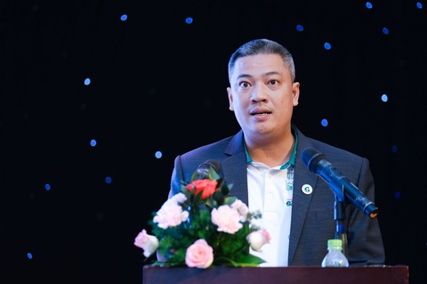 Trao vốn kèm kỹ thuật chăn nuôi cho nông dân Quảng Trị - Ảnh 2. Ông Nguyễn Đức An, giám đốc kinh doanh của GREENFEED Bình Định tại khu vực Bình Trị Thiên, phát biểu tại lễ trao vốn - Ảnh: TẤN LỰC