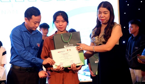 Trao vốn kèm kỹ thuật chăn nuôi cho nông dân Quảng Trị - Ảnh 5. Ngoài trao vốn cho nông dân, ban tổ chức cũng dành tặng 40 phần quà cho con em của các hộ nông dân có hoàn cảnh khó khăn - Ảnh: HOÀNG TÁO