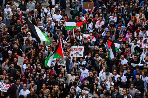 Cuộc tuần hành ủng hộ Palestine ở Milan, Ý, ngày 21-10 - Ảnh: AFP Cuộc tuần hành ủng hộ Palestine ở Milan, Ý, ngày 21-10 - Ảnh: AFP
