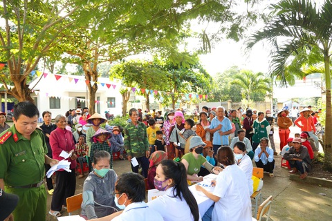 Hành trình về Bình Thuận chăm sóc sức khỏe cho 1.000 bà con của Dược Hậu Giang - Ảnh 1. Chuyến khám bệnh đong đầy cảm xúc