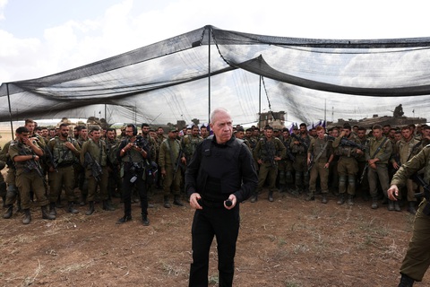 Bộ trưởng Quốc phòng Israel Yoav Gallant gặp các binh sĩ tại khu vực gần biên giới với Dải Gaza - Ảnh: REUTERS Bộ trưởng Quốc phòng Israel Yoav Gallant gặp các binh sĩ tại khu vực gần biên giới với Dải Gaza - Ảnh: REUTERS