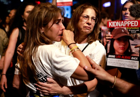 Israel bác tin Mỹ yêu cầu trì hoãn tấn công Dải Gaza - Ảnh 1. Người dân ở thủ đô Tel Aviv của Israel xuống đường để thể hiện sự đoàn kết với các gia đình có người thân bị Hamas bắt giữ làm con tin, ảnh chụp ngày 21-10 - Ảnh: REUTERS