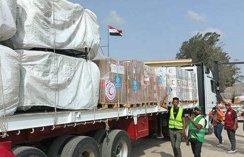 Tin tức thế giới 23-10: Israel sẽ không ngừng bắn Gaza; Ukraine gặp thế khó ở phía đông và nam - Ảnh 1. Đoàn xe viện trợ thứ hai từ Ai Cập vào khu vực Dải Gaza qua cửa khẩu Rafah vào ngày 22-10 - Ảnh: REUTERS