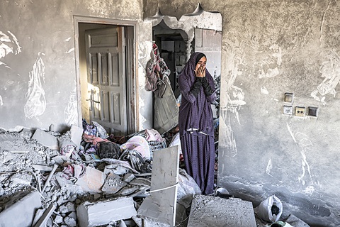 Người phụ nữ bật khóc trong ngôi nhà bị hư hại do Israel đánh bom ở Rahaf, miền nam Dải Gaza, vào ngày 19-10 - Ảnh: AFP Người phụ nữ bật khóc trong ngôi nhà bị hư hại do Israel đánh bom ở Rahaf, miền nam Dải Gaza, vào ngày 19-10 - Ảnh: AFP