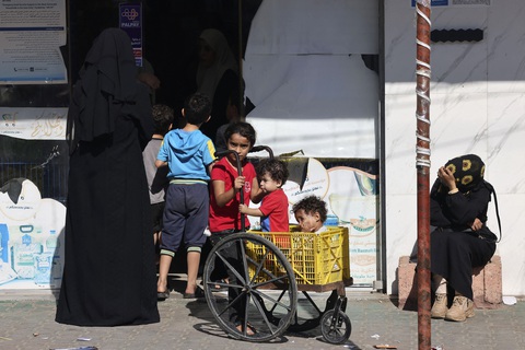 Người Palestine chờ nhận viện trợ lương thực bên ngoài một siêu thị ở Rafah, ngày 21-10 - Ảnh: AFP Người Palestine chờ nhận viện trợ lương thực bên ngoài một siêu thị ở Rafah, ngày 21-10 - Ảnh: AFP