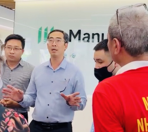 Vụ 'hô biến' tiết kiệm thành bảo hiểm: Manulife hứa sẽ gặp trực tiếp từng khách hàng khiếu nại - Ảnh 1. Đại diện pháp lý của Manulife Việt Nam trao đổi với khách hàng khiếu nại vào ngày 23-10 - Ảnh cắt từ clip