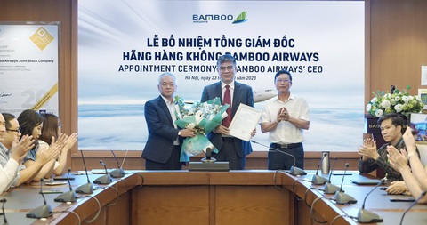 Ông Lương Hoài Nam làm tổng giám đốc Bamboo Airways - Ảnh 1. Tân tổng giám đốc Bamboo Airways Lương Hoài Nam (giữa) nhận quyết định bổ nhiệm và hoa từ chủ tịch hội đồng quản trị Bamboo Airways Lê Thái Sâm (ngoài cùng bên phải) và phó chủ tịch thường trực hội đồng quản trị Phan Đình Tuệ - Ảnh: Q.H.