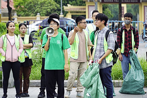 Nguyễn Thanh Ngân (cầm loa) hoạt động trong tổ chức Keep VietNam Clean - Ảnh: TÂM LÊ Nguyễn Thanh Ngân (cầm loa) hoạt động trong tổ chức Keep VietNam Clean - Ảnh: TÂM LÊ
