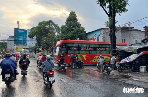 ‘Bến cóc’ mọc lên như nấm, bao vây bến xe Miền Đông ở quận Bình Thạnh - Ảnh 3. Xe cộ, hành khách lỉnh kỉnh đồ đạc ra vào bãi xe số 397 Đinh Bộ Lĩnh, đối diện bến xe Miền Đông (quận Bình Thạnh)