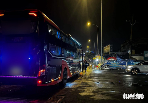 ‘Bến cóc’ mọc lên như nấm, bao vây bến xe Miền Đông ở quận Bình Thạnh - Ảnh 10. Tình trạng “xe dù, bến cóc” xuất hiện dày đặc từ bến xe Miền Đông (quận Bình Thạnh) về hướng quốc lộ 13 đi các tỉnh Bình Phước, Tây Nguyên. Trong ảnh là xe đón khách trước cây xăng 47 (quốc lộ 13, TP Thủ Đức) vào khuya 22-10
