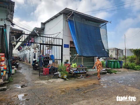 Đang nhậu, chú rể vừa cưới xong bị nhóm giang hồ lao vào nổ súng, chém nhập viện - Ảnh 1. Trước dãy trọ, nơi xảy ra vụ việc - Ảnh: MINH HÒA