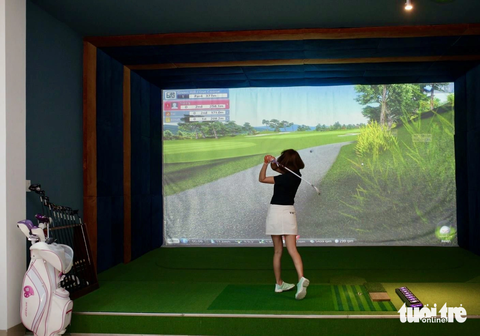 Khánh Hòa đưa golf thành sản phẩm du lịch hấp dẫn - Ảnh 2. Du khách trải nghiệm dịch vụ chơi golf 3D trong nhà - Ảnh: THANH CHƯƠNG